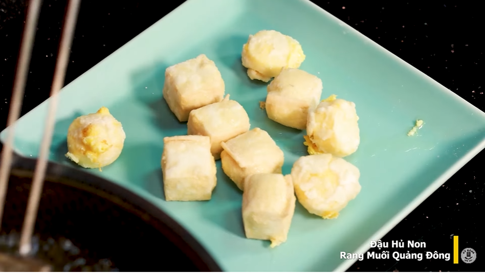 Cách làm đậu hủ non rang muối Quảng Đông thơm ngon, giòn rụm
